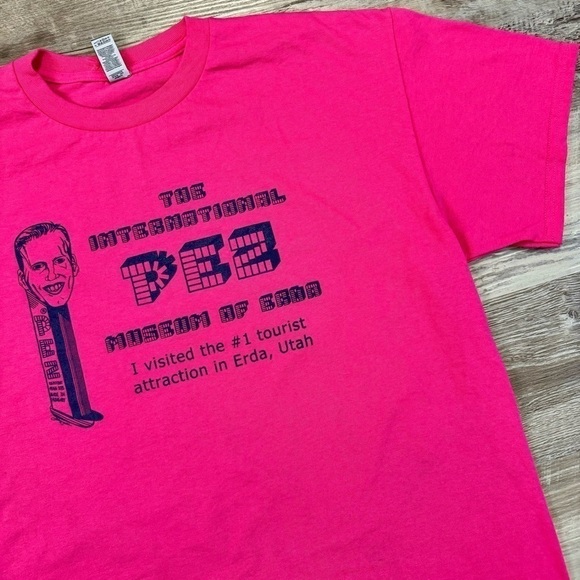 Pink PEZ retro Utah tourist t shirt
Mens L measures 21x28
Nice condition - Picture 1 of 5